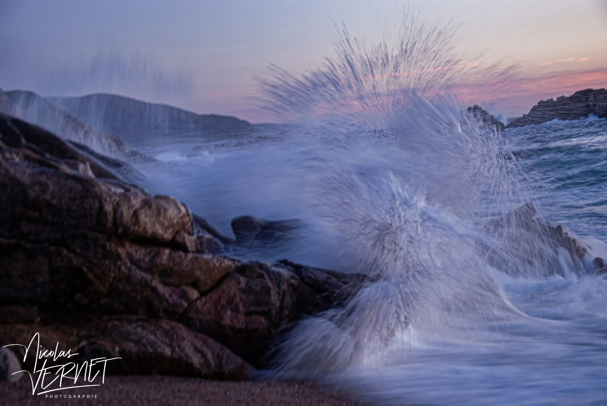 Flou artistique des vagues sur les rochers, Sagone (Corse du Sud)