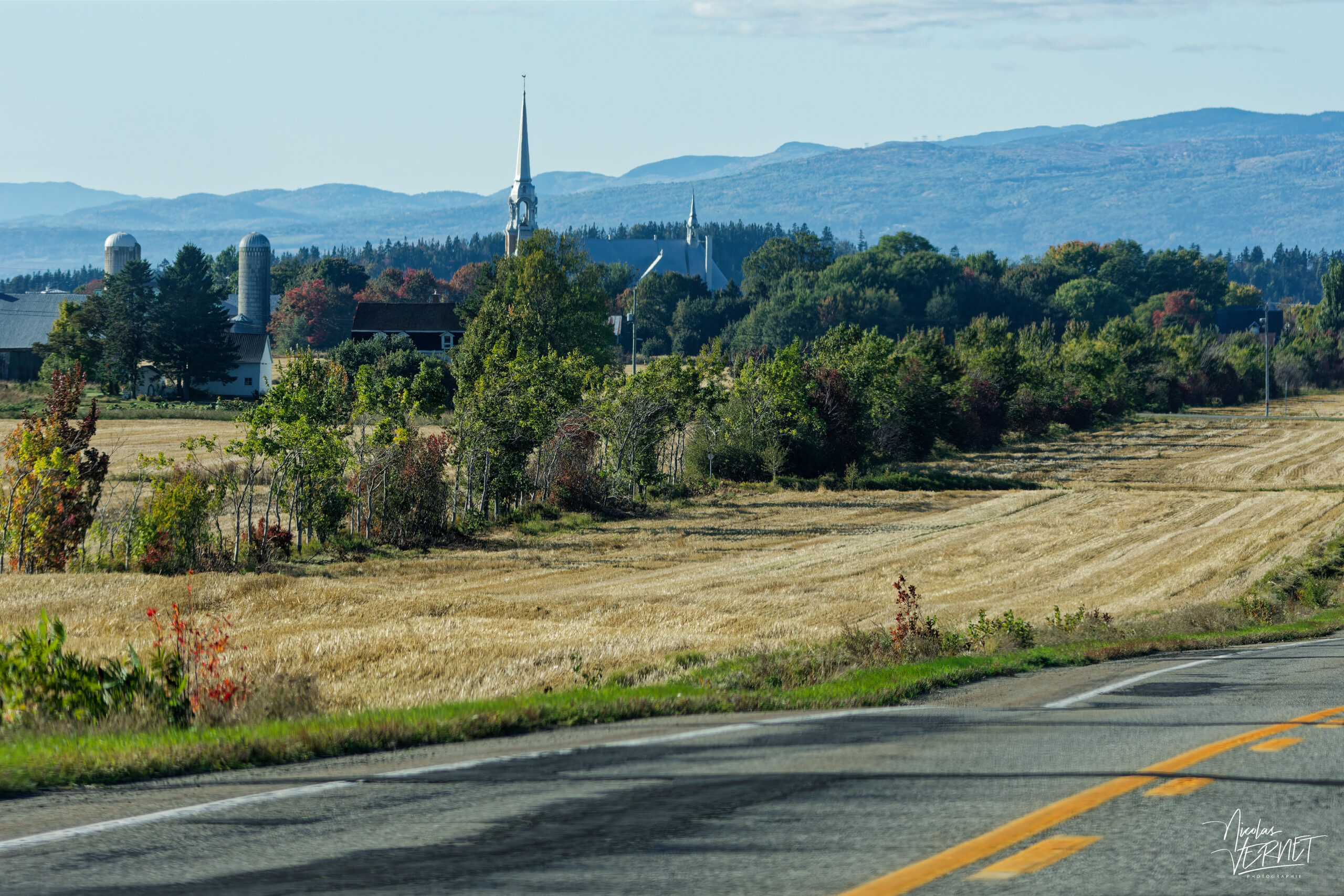Église de Kamouraska et champs moissonnés, Route de Kamouraska, Canada
