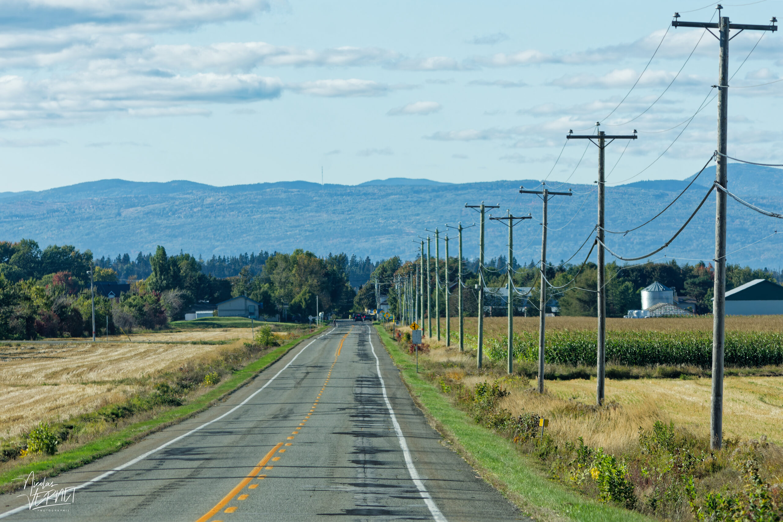 Route de Kamouraska et champs moissonnés, Canada