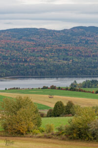 Vue depuis le belvédère Val Brillant sur le lac Matapédia et les champs cultivés, Val-Brillant, Canada