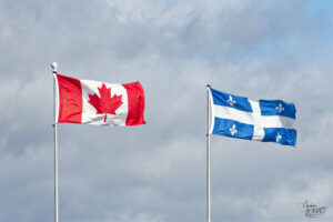 Drapeaux du Canada et du Québec, parc de la Pointe Taylor, New Richmond, Canada