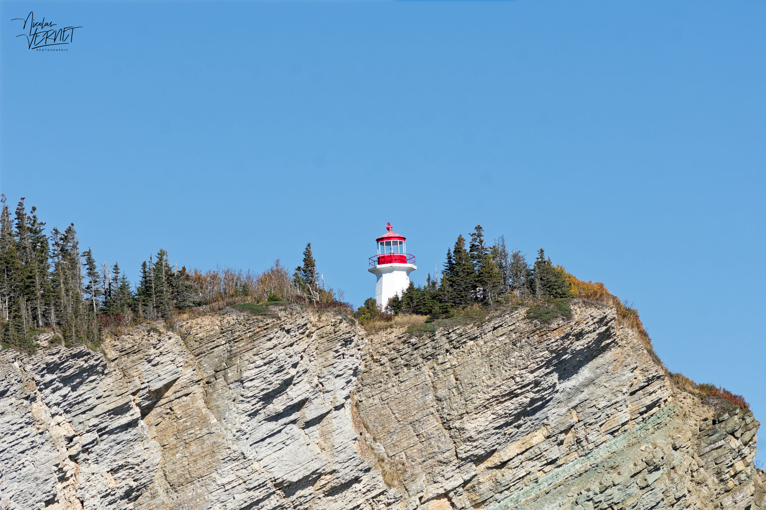 Le phare de Cap-Gaspé perché au sommet d'une falaise, parc national Forillon, Gaspé, Canada