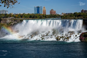 Arc-en-ciel devant les chutes américaines (American Falls). Niagara Falls, États-Unis
