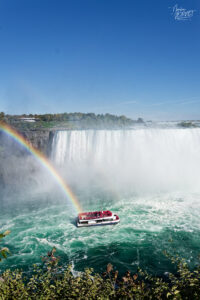 Arc-en-ciel et bateau de tourisme au pied des chutes du Fer-à-Cheval (Horseshoe Falls). Niagara Falls, Canada