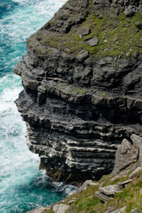 Guillemots de Troïl (Uria aalge) et mouettes tridactyle (Rissa tridactyla) sur les falaises de Moher (Cliffs of Moher), Ballylaan, Co. Clare, Irlande