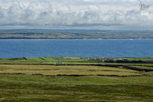 Vue sur la baie de Lahinch depuis les falaises de Moher, Ballylaan, Co. Clare, Irlande