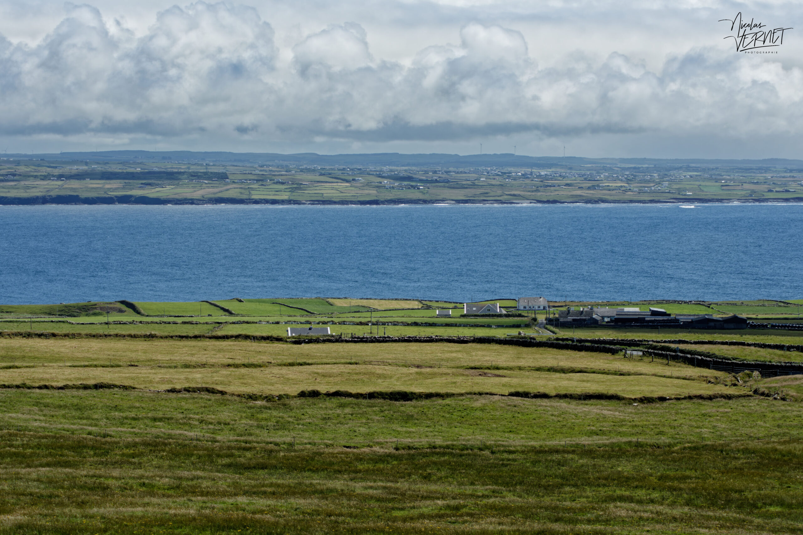 Vue sur la baie de Lahinch depuis les falaises de Moher, Ballylaan, Co. Clare, Irlande