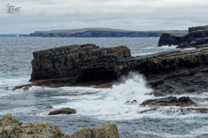 Vagues sur les cotes de Ross, Derrynadivva, Co. Clare, Irlande