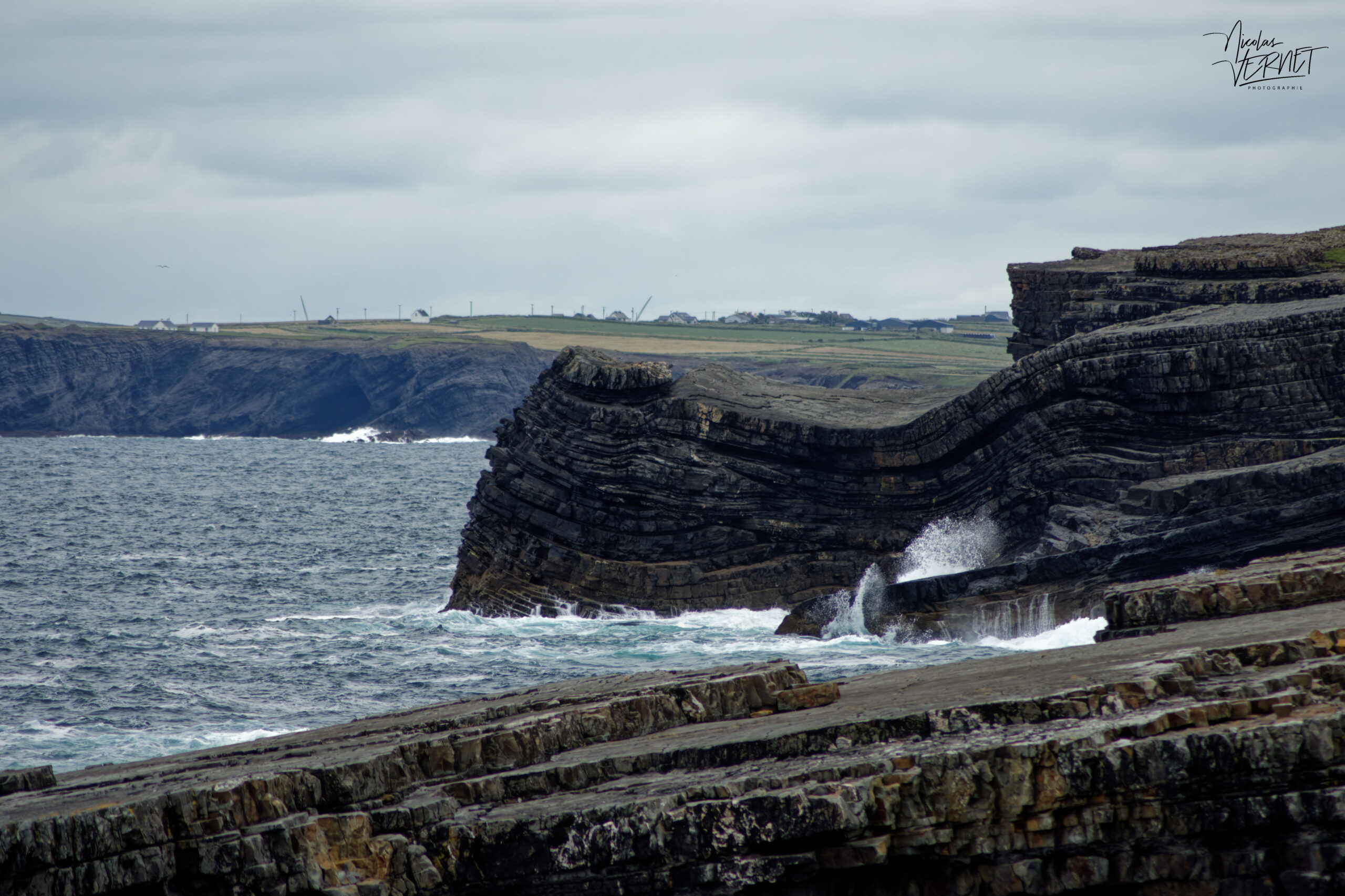 Vagues sur les cotes de Ross, Derrynadivva, Co. Clare, Irlande