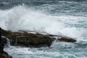 Vagues sur les cotes de Ross, Derrynadivva, Co. Clare, Irlande