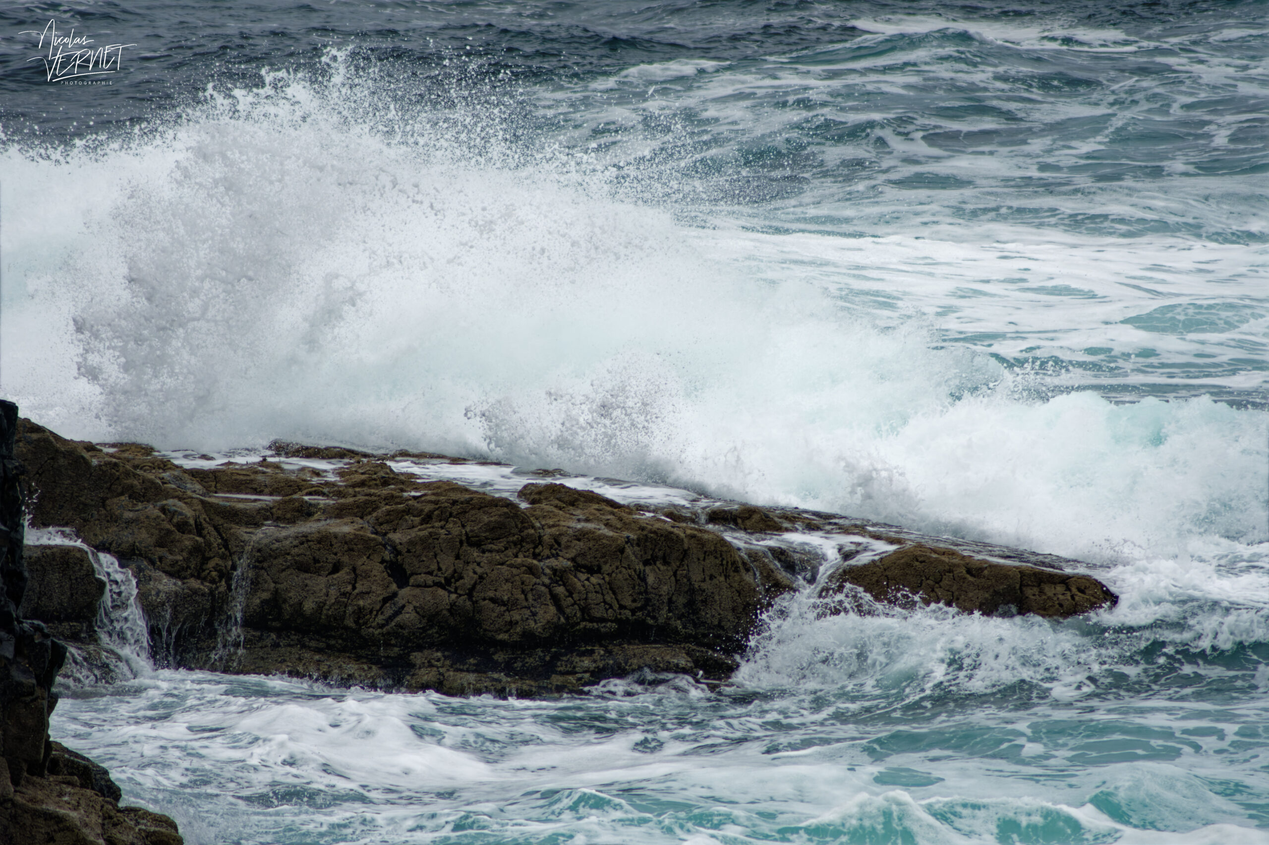 Vagues sur les cotes de Ross, Derrynadivva, Co. Clare, Irlande