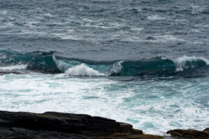 Vagues sur les cotes de Ross, Derrynadivva, Co. Clare, Irlande