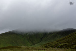 Fort du promontoire de Caherconree dans le brouillard, Beheenagh, Co. Kerry, Irlande