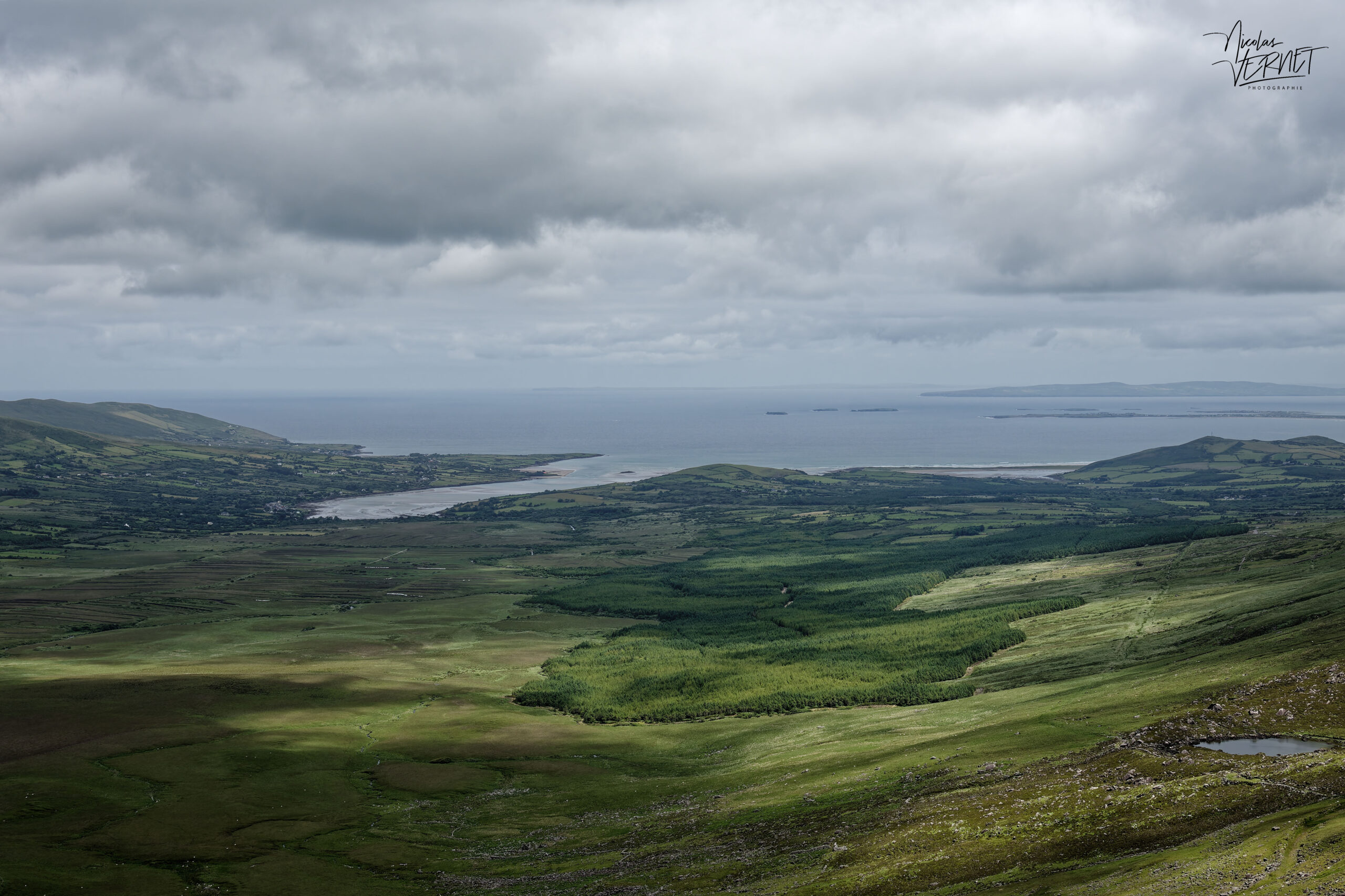 Vue sur la vallée de Cloghane depuis le col de Conor, Ballybowler, Co. Kerry, Irlande