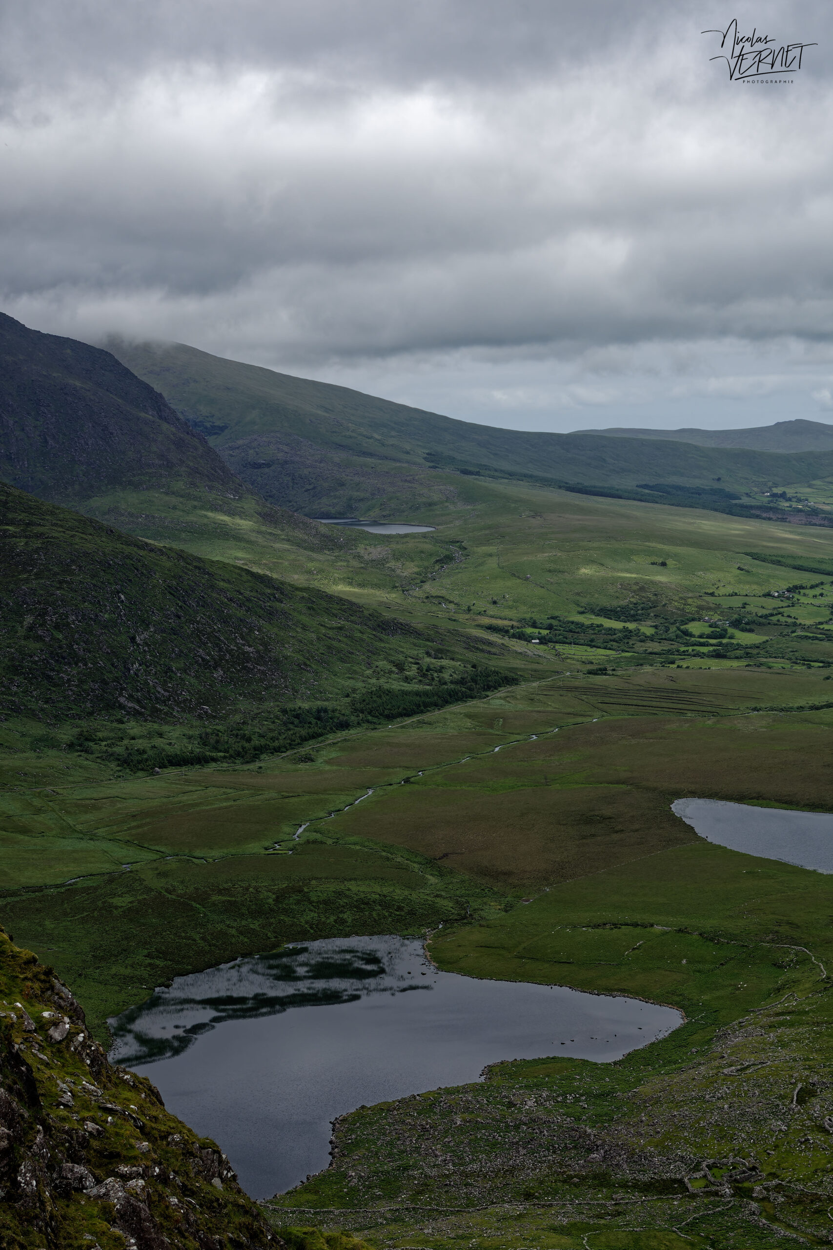 Vue sur les lacs de Clogharee depuis le col de Conor, Ballybowler, Co. Kerry, Irlande