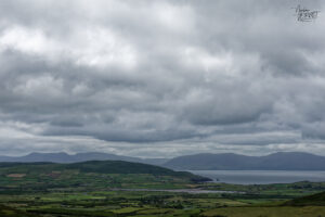 Vue sur la baie de Doonshean depuis le col de Conor, Ballybowler, Co. Kerry, Irlande