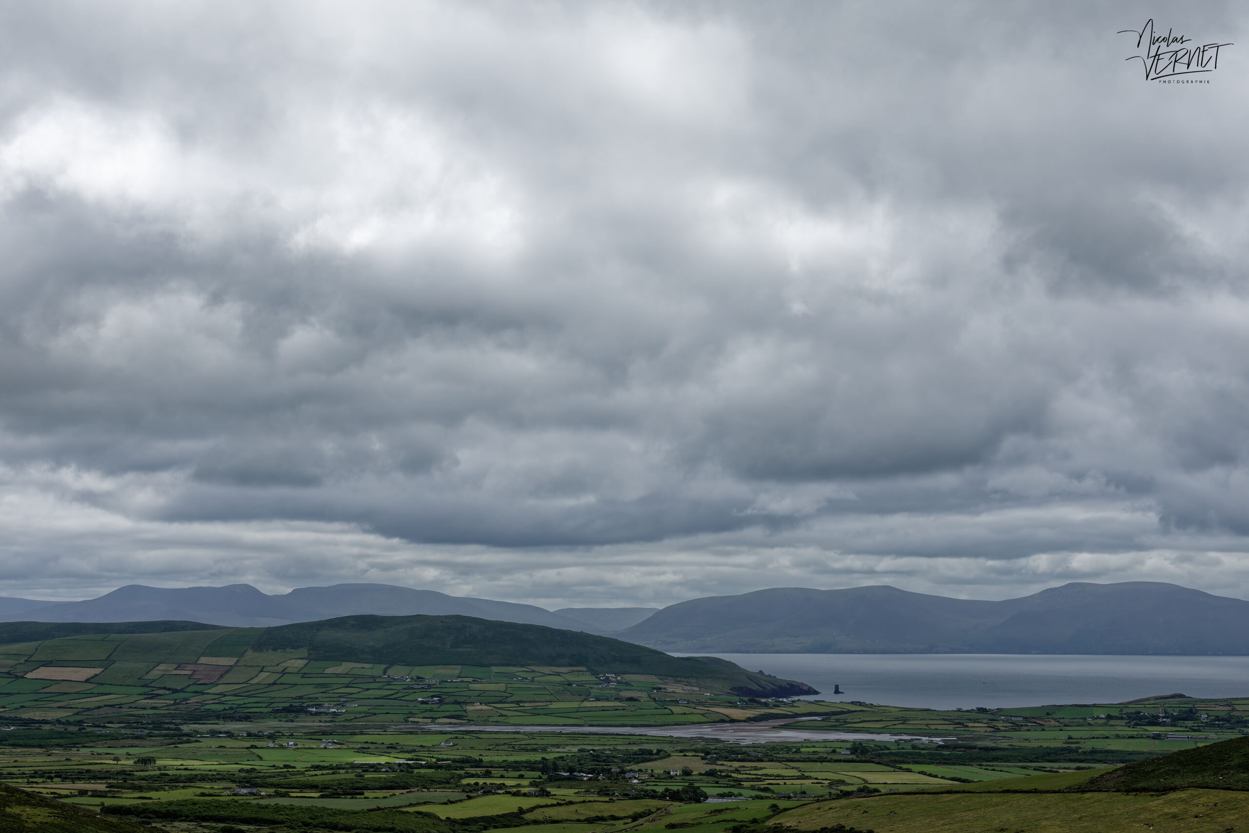 Vue sur la baie de Doonshean depuis le col de Conor, Ballybowler, Co. Kerry, Irlande