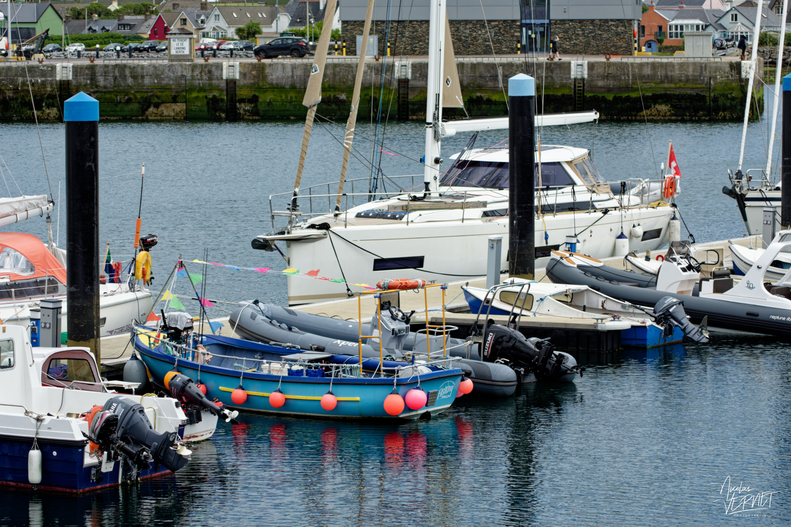 Bateaux de pêche et de plaisance dans le port de Dingle, Co. Kerry, Irlande