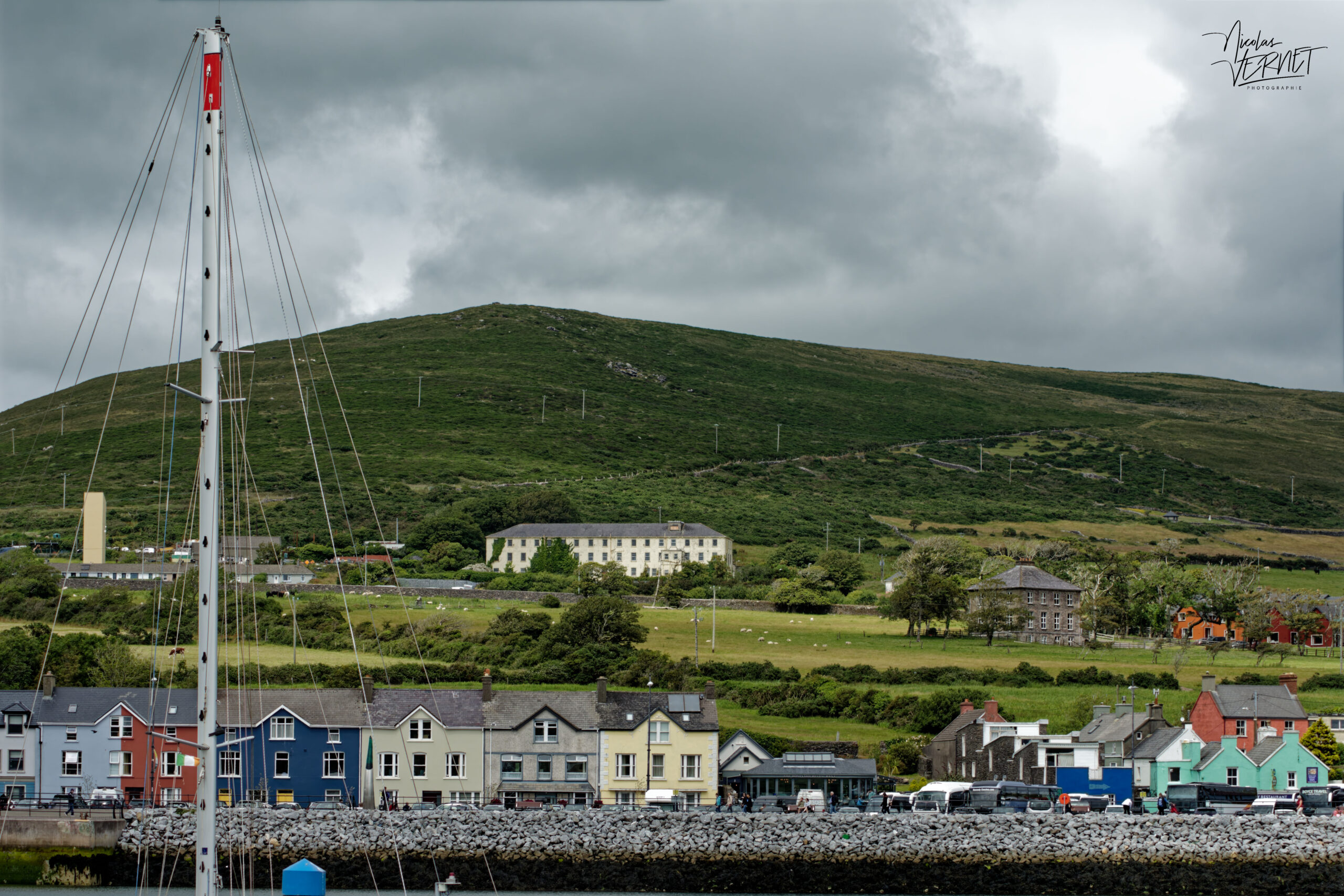 Hauteurs de Dingle vues depuis le port, Co. Kerry, Irlande