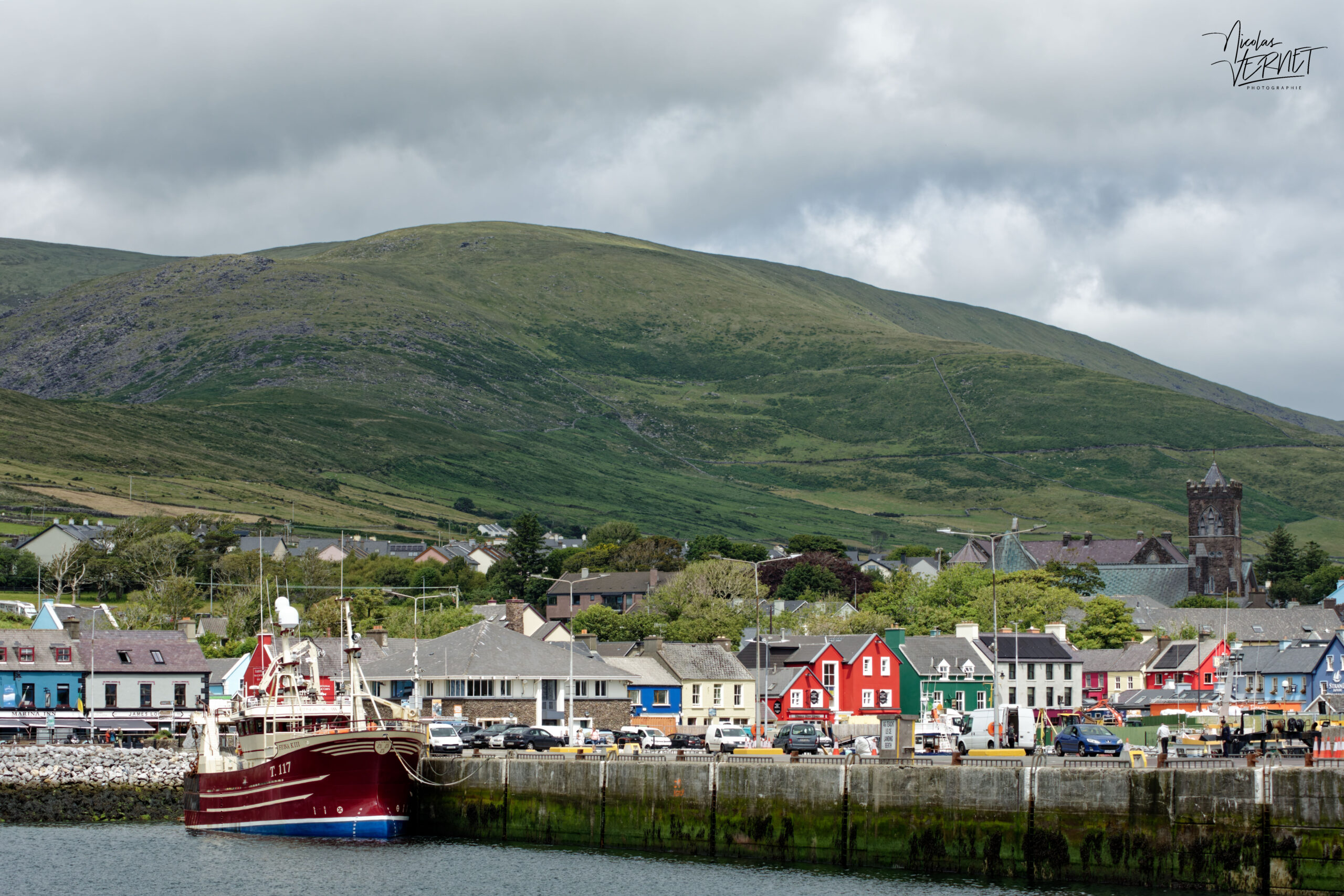 Façades colorées de Dingle vues depuis le port, Co. Kerry, Irlande