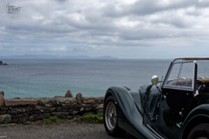 Morgan Plus 4 devant la baie de Coumeenoole, Co. Kerry, Irlande