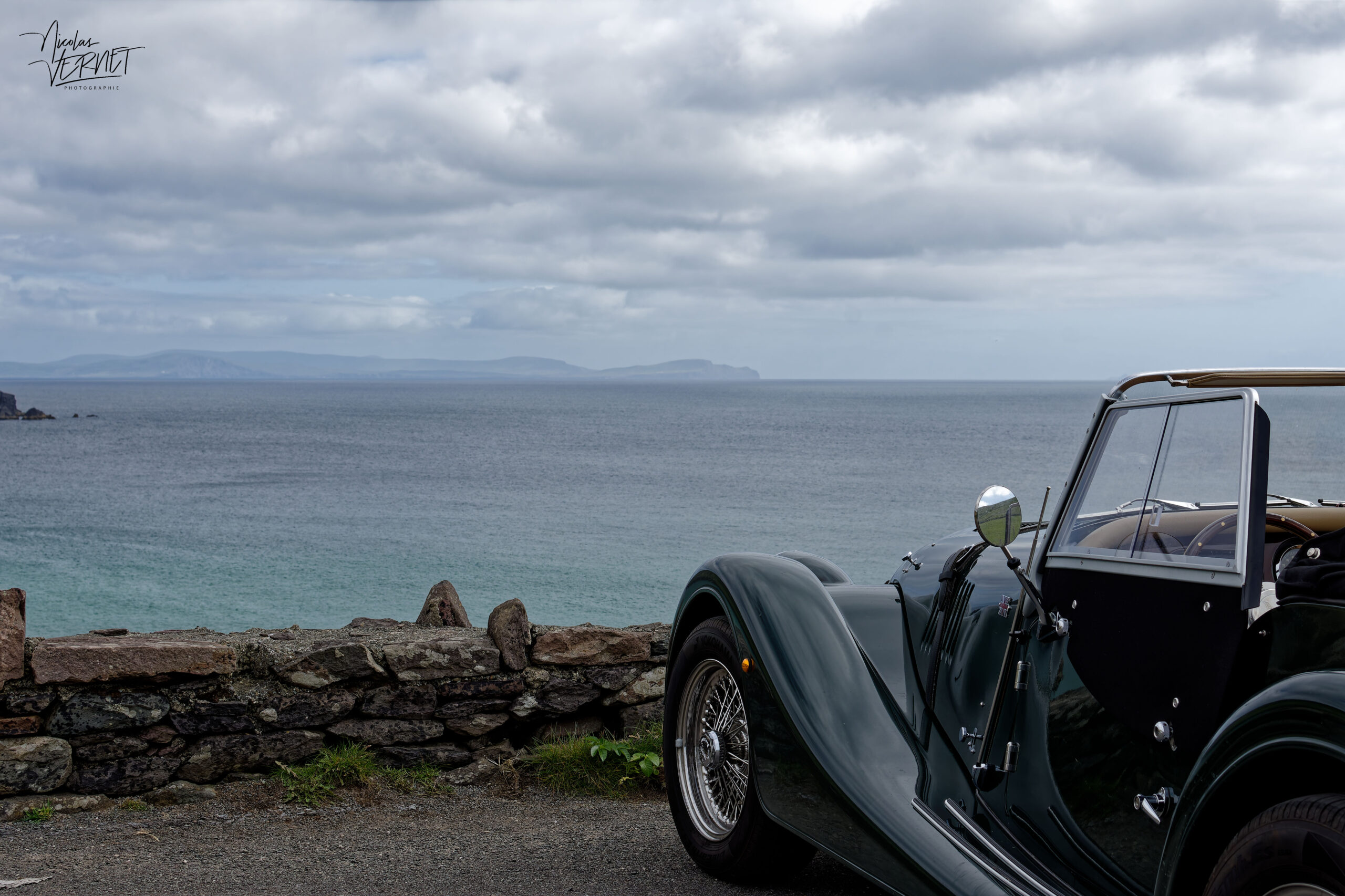 Morgan Plus 4 devant la baie de Coumeenoole, Co. Kerry, Irlande