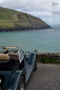Morgan Plus 4 devant la baie de Coumeenoole, Co. Kerry, Irlande