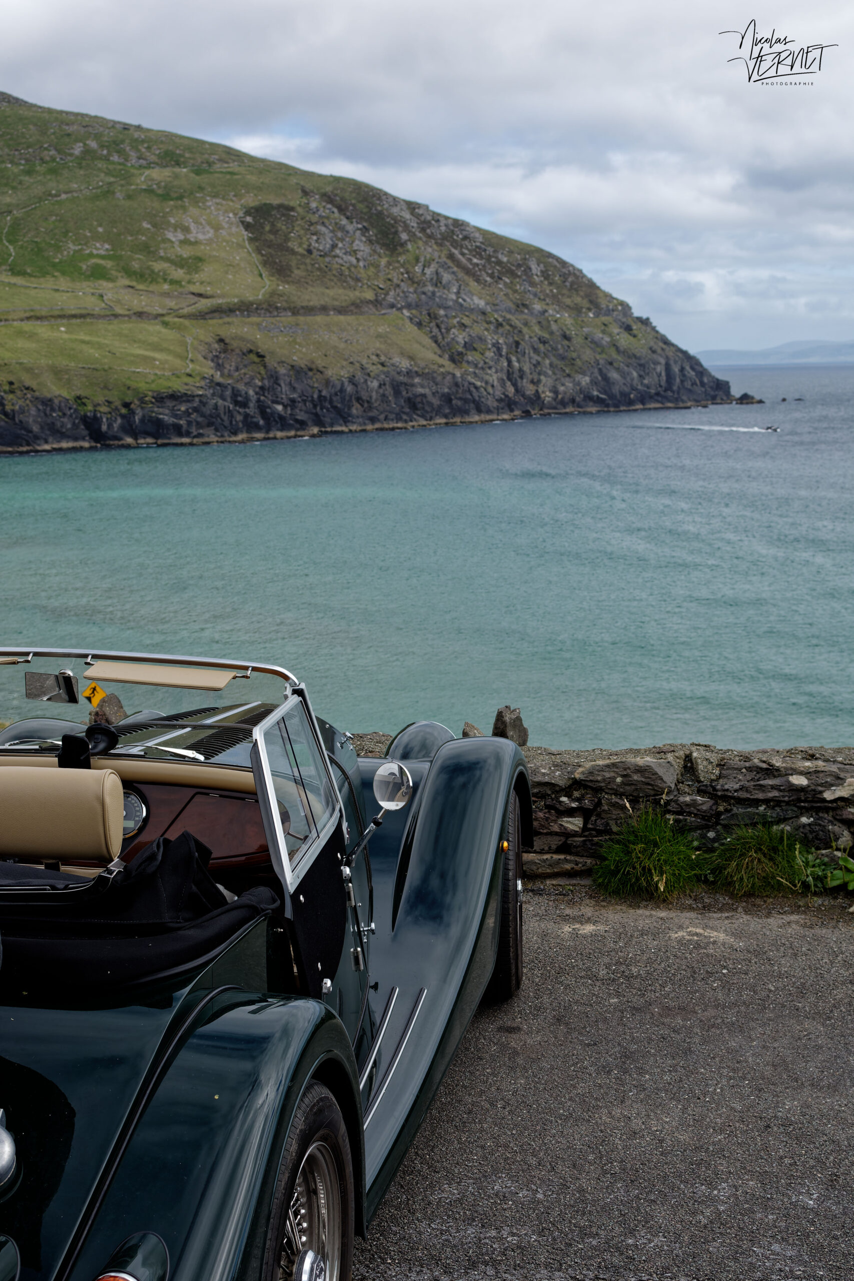 Morgan Plus 4 devant la baie de Coumeenoole, Co. Kerry, Irlande