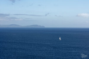 Voilier sur l'océan Atlantique vu depuis Dunmore Head, Coumeenoole, Co. Kerry, Irlande