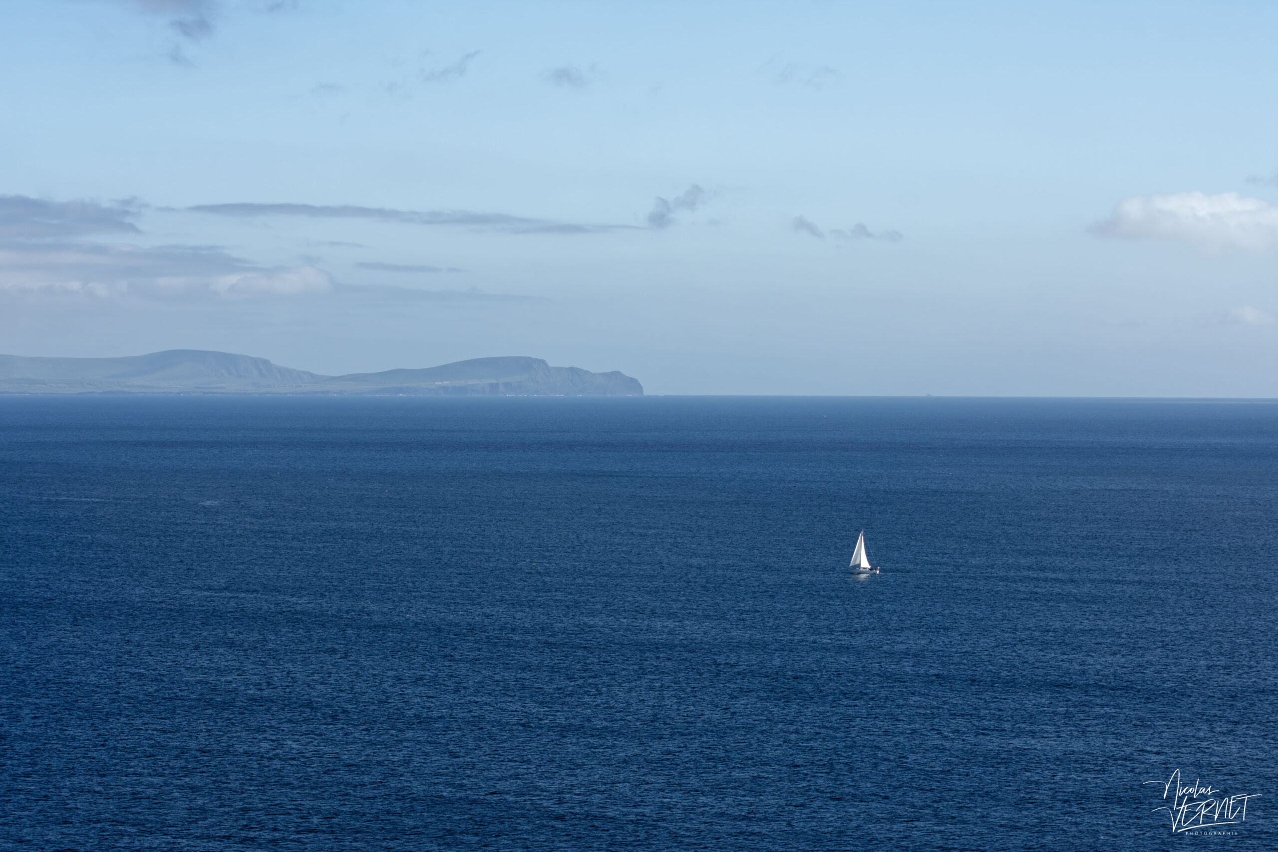 Voilier sur l'océan Atlantique vu depuis Dunmore Head, Coumeenoole, Co. Kerry, Irlande