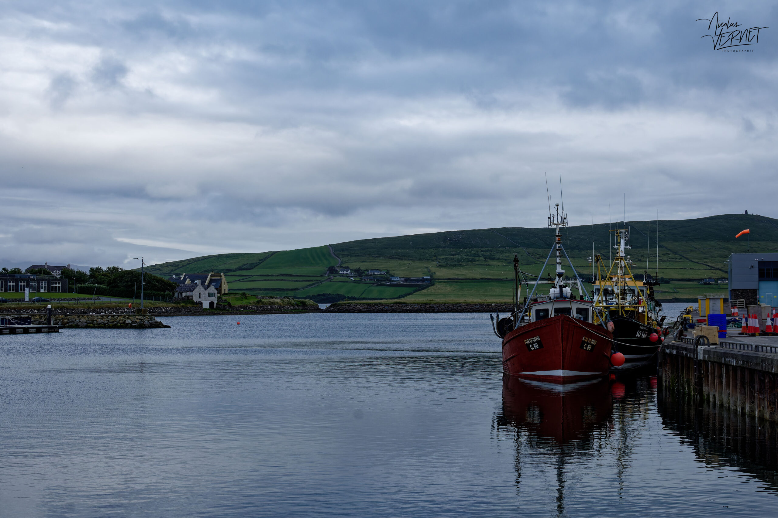 Chalutiers amarrés dans le port de Dingle, Co. Kerry, Irlande