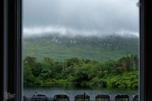 Vue sur le lac de Pollacapall et Diamond Hill depuis le salon de l'Abbaye de Kylemore, Pollacappul, Co. Galway, Irlande
