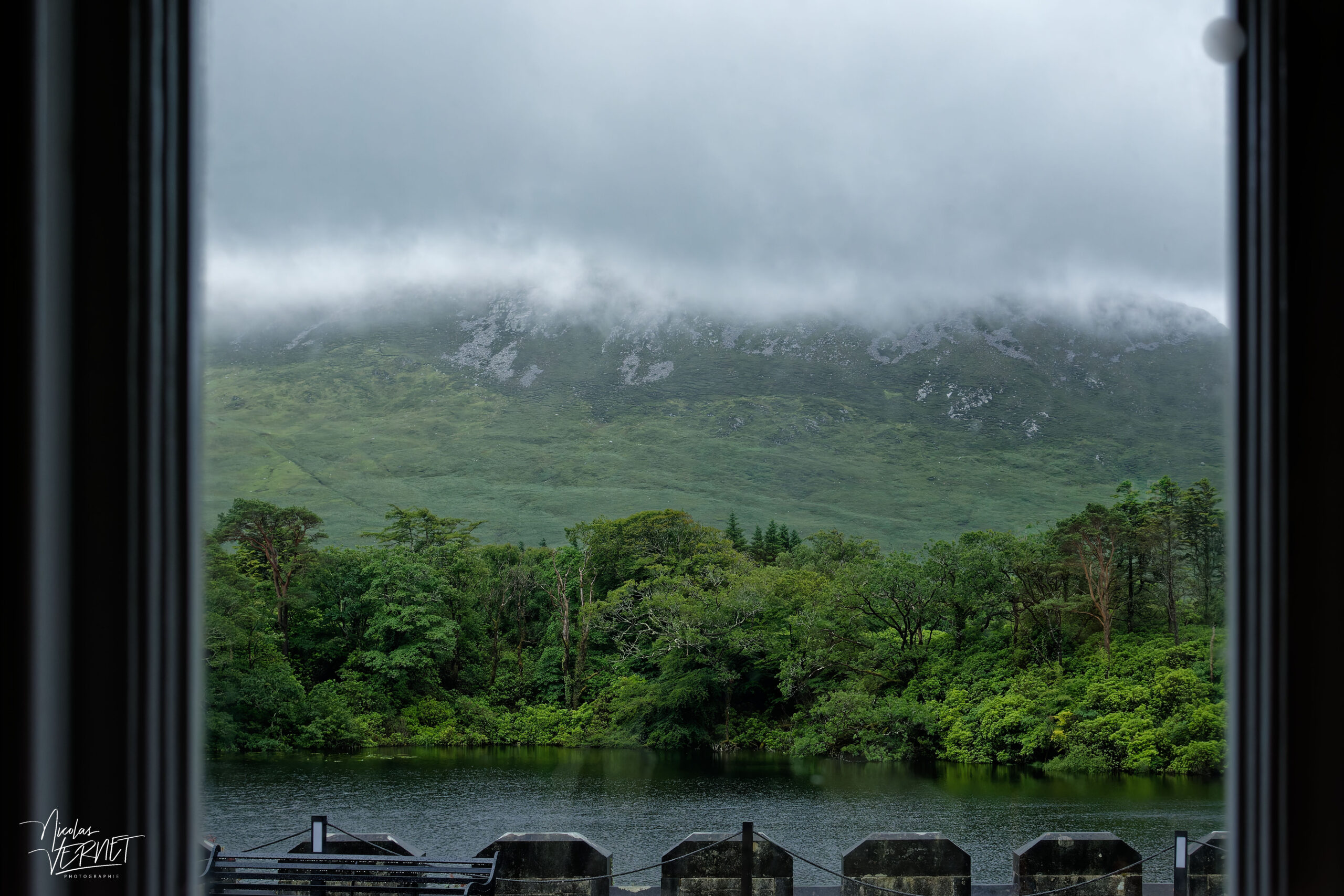 Vue sur le lac de Pollacapall et Diamond Hill depuis le salon de l'Abbaye de Kylemore, Pollacappul, Co. Galway, Irlande
