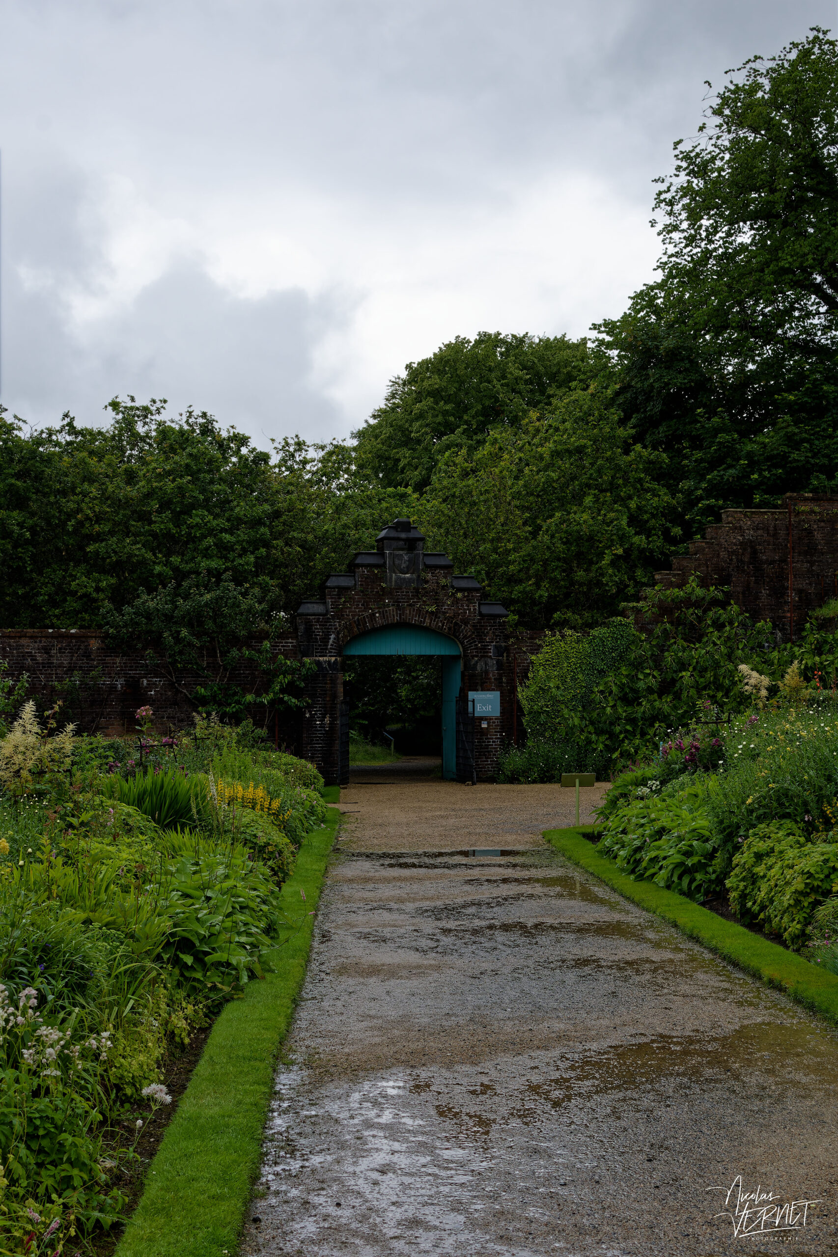 Allée et parterres de fleurs du jardin clos victorien, Abbaye de Kylemore, Pollacappul, Co. Galway, Irlande