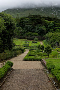 Vue plongeante sur le jardin clos victorien, Abbaye de Kylemore, Pollacappul, Co. Galway, Irlande
