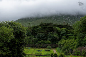 Vue plongeante sur le jardin clos victorien, Abbaye de Kylemore, Pollacappul, Co. Galway, Irlande