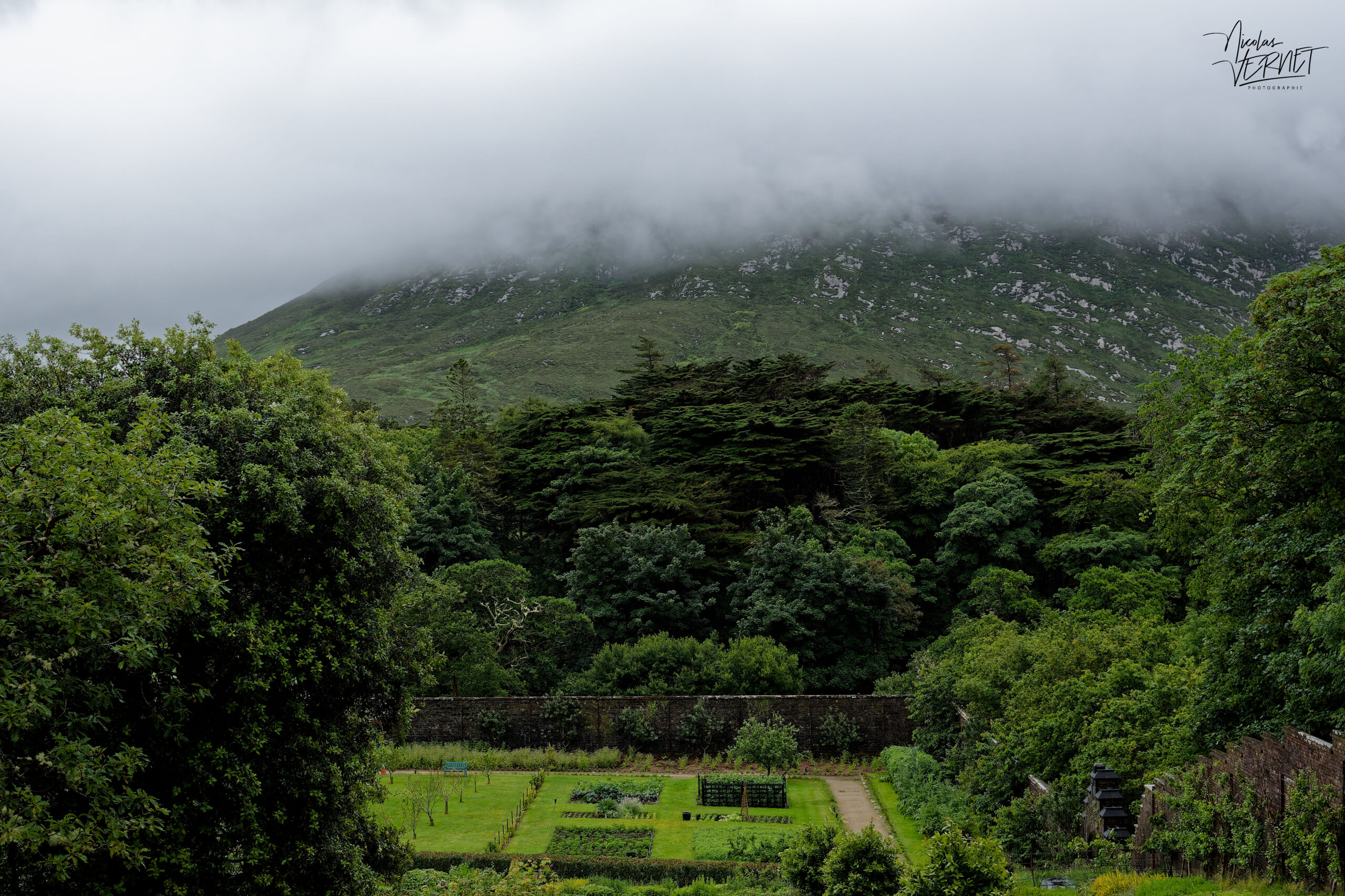 Vue plongeante sur le jardin clos victorien, Abbaye de Kylemore, Pollacappul, Co. Galway, Irlande