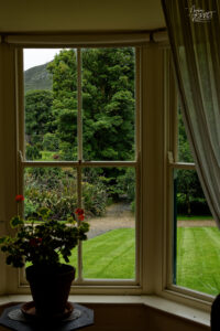 Vue sur le jardin depuis la maison du jardinier en chef, Jardin clos victorien, Abbaye de Kylemore, Pollacappul, Co. Galway, Irlande