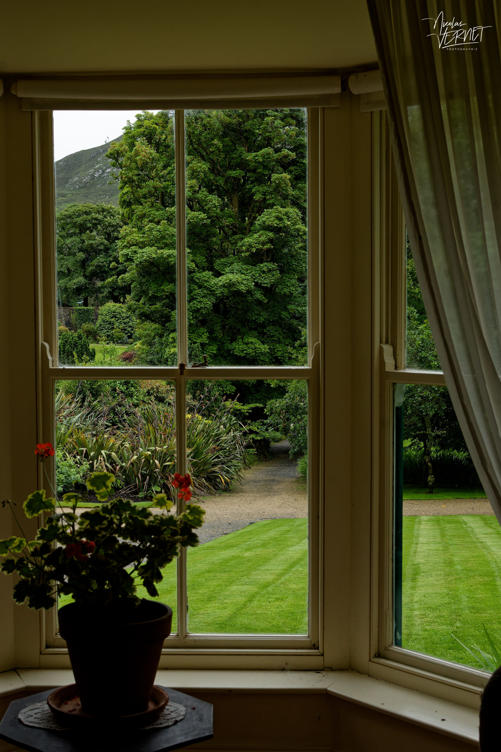 Vue sur le jardin depuis la maison du jardinier en chef, Jardin clos victorien, Abbaye de Kylemore, Pollacappul, Co. Galway, Irlande