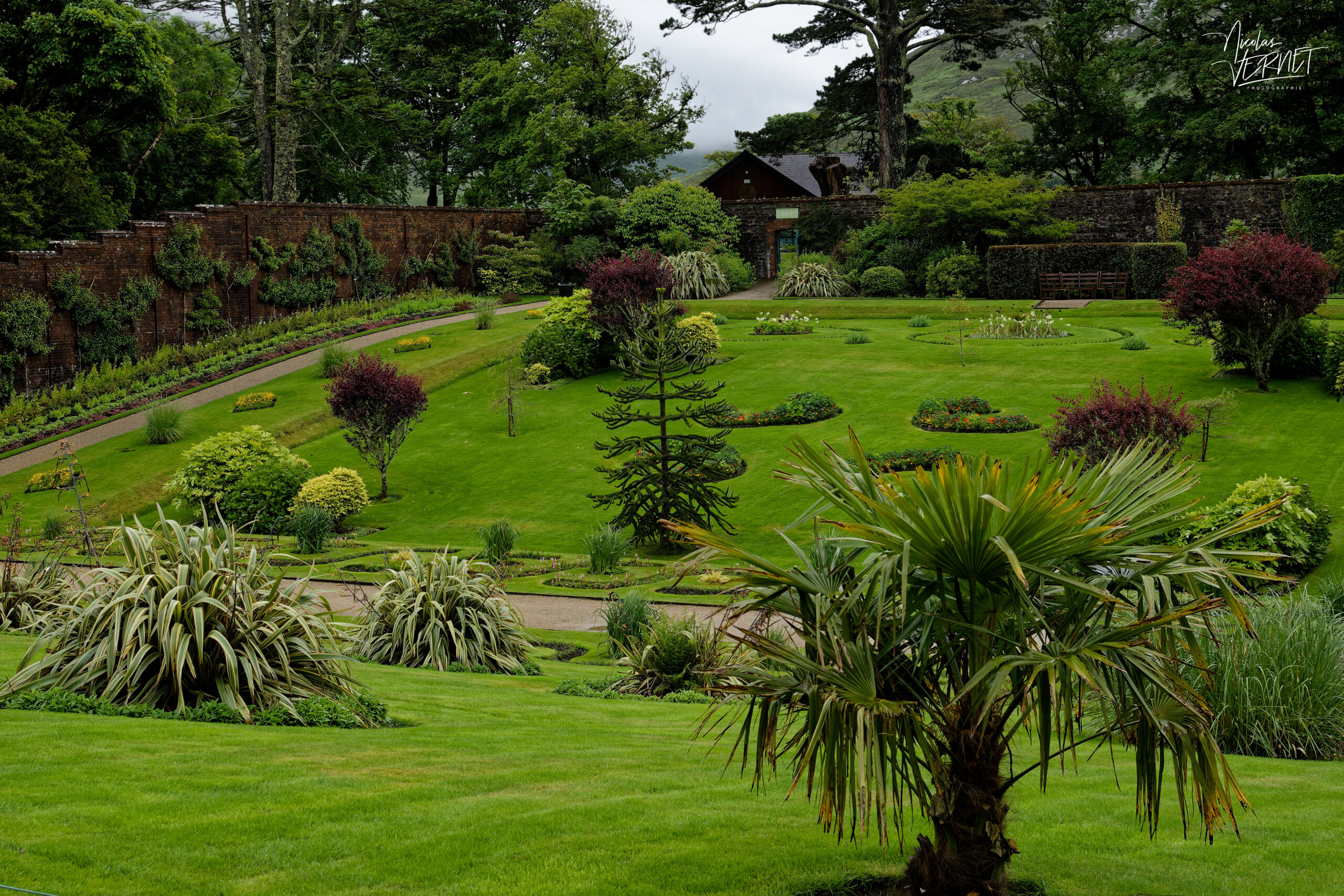 Vue plongeante sur le jardin clos victorien, Abbaye de Kylemore, Pollacappul, Co. Galway, Irlande