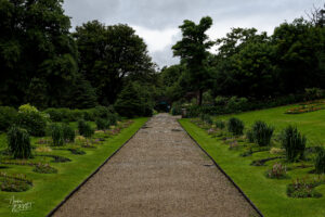 Allée centrale et parterres géométriques du jardin clos victorien, Abbaye de Kylemore, Pollacappul, Co. Galway, Irlande