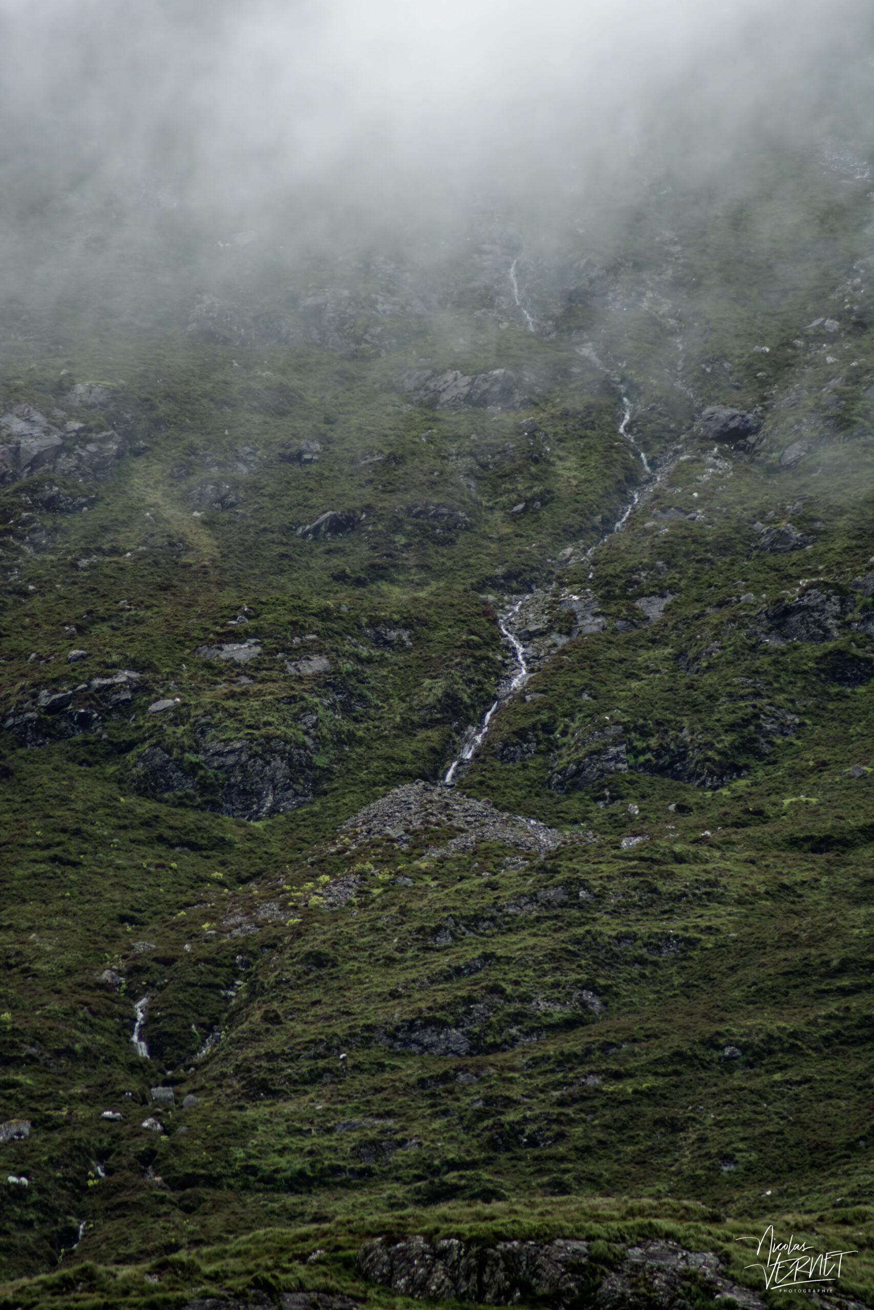 Cascade sur un ruisseau, Pollacappul, Co. Galway, Irlande