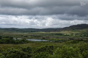 Vue sur le lac de Bunnaboghee depuis les sentiers de Diamond Hill, Letterfrack, Co. Galway, Irlande