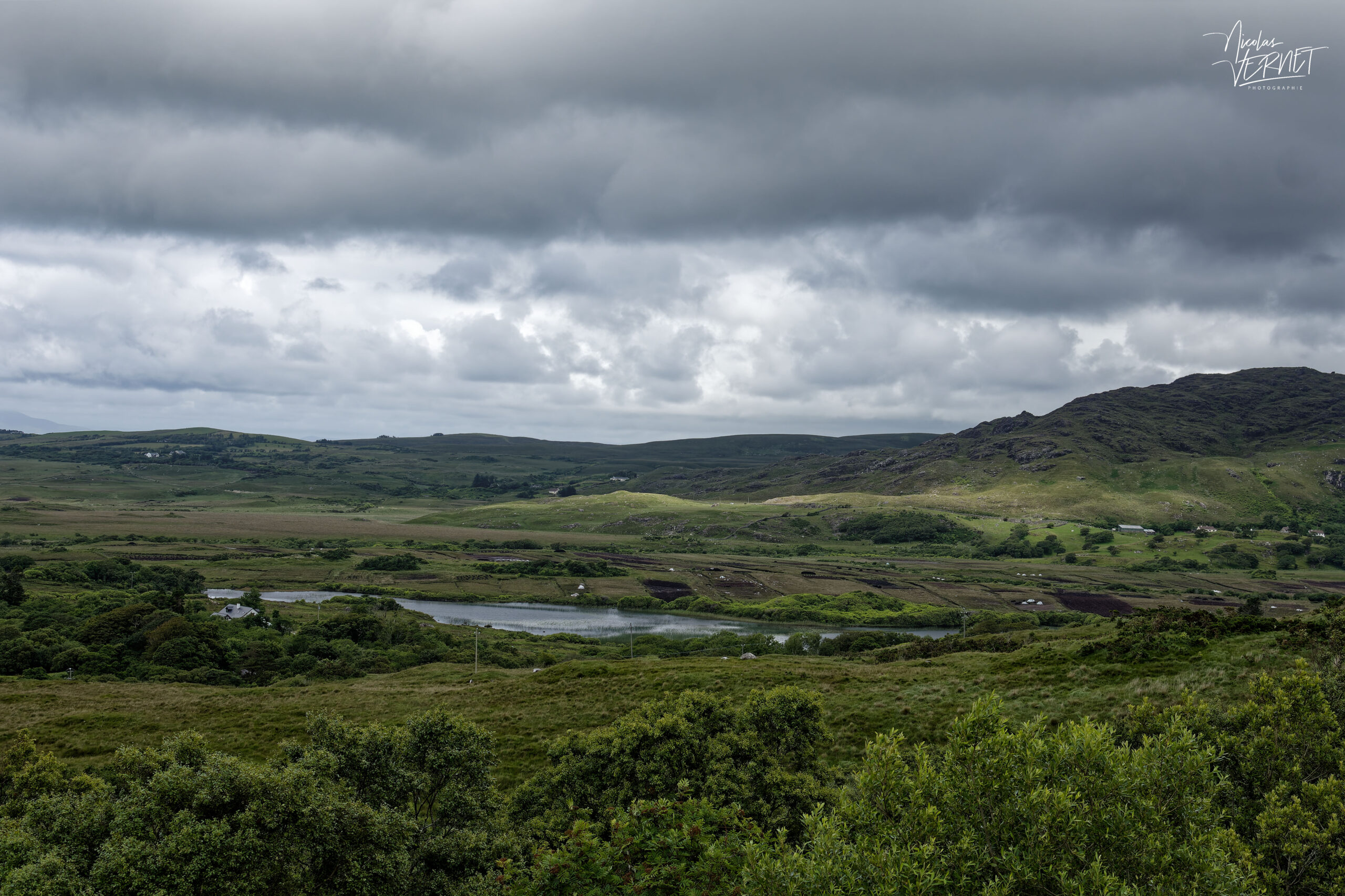 Vue sur le lac de Bunnaboghee depuis les sentiers de Diamond Hill, Letterfrack, Co. Galway, Irlande