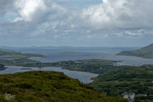 Vue panoramique depuis les sentiers de Diamond Hill sur la baie de Ballynakill et l'archipel côtier du Connemara, Letterfrack, Co. Galway, Irlande