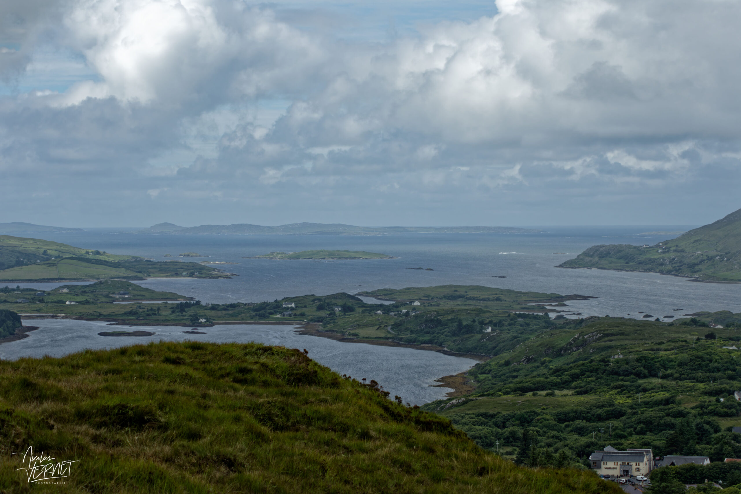 Vue panoramique depuis les sentiers de Diamond Hill sur la baie de Ballynakill et l'archipel côtier du Connemara, Letterfrack, Co. Galway, Irlande