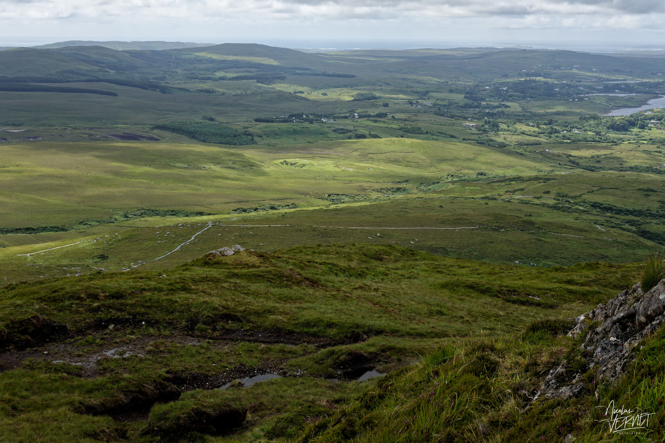 Vue sur une vallée du Connemara depuis le sommet de Diamond Hill, Letterfrack, Co. Galway, Irlande