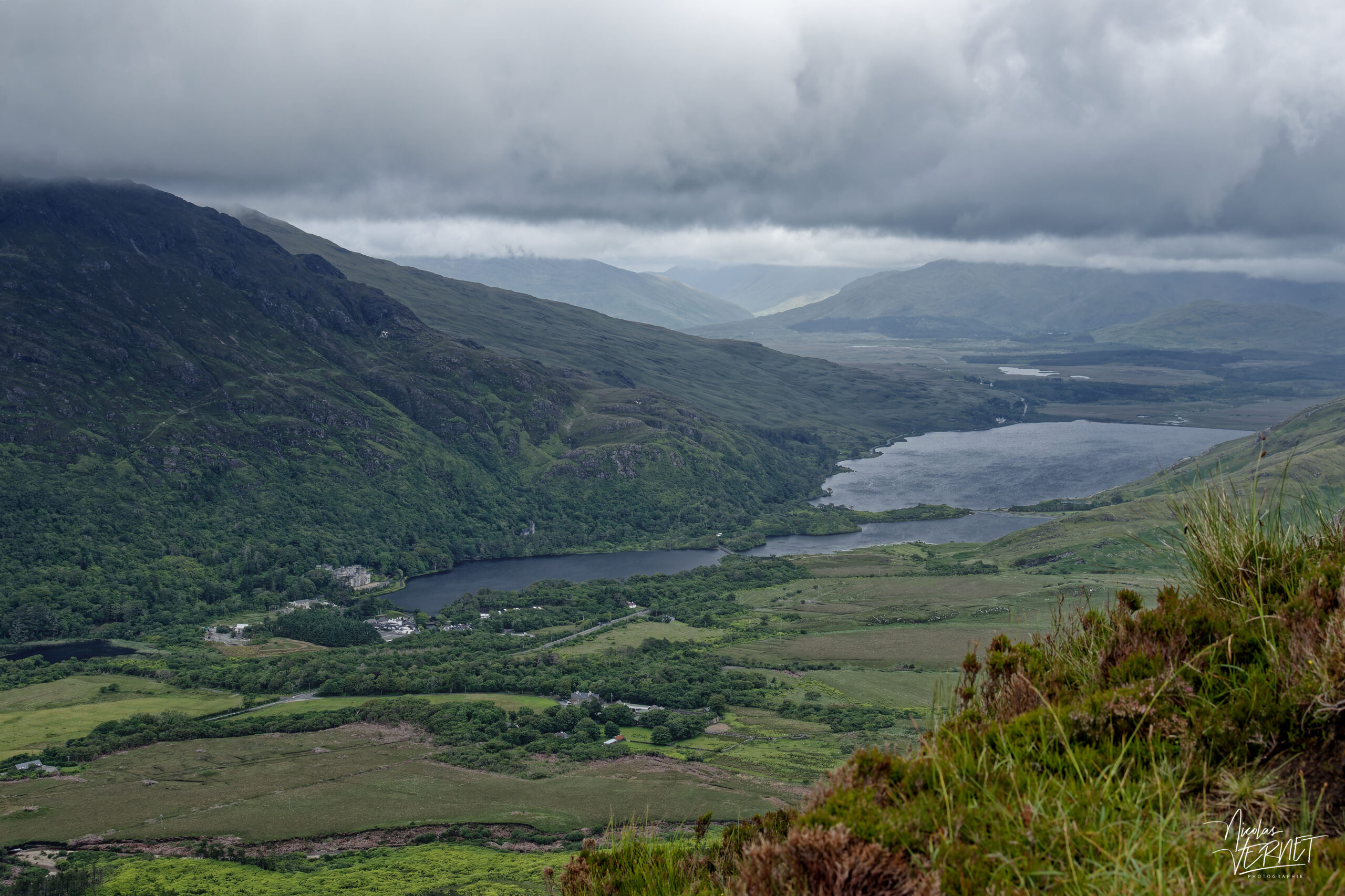 Vue panoramique sur l'Abbaye de Kylemore et ses lacs environnants (Pollacappull et Kylemore Lough) depuis le sommet de Diamond Hill, Letterfrack, Co. Galway, Irlande