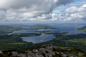 Vue panoramique depuis le sommet de Diamond Hill sur la baie de Ballynakill et l'archipel côtier du Connemara, Letterfrack, Co. Galway, Irlande
