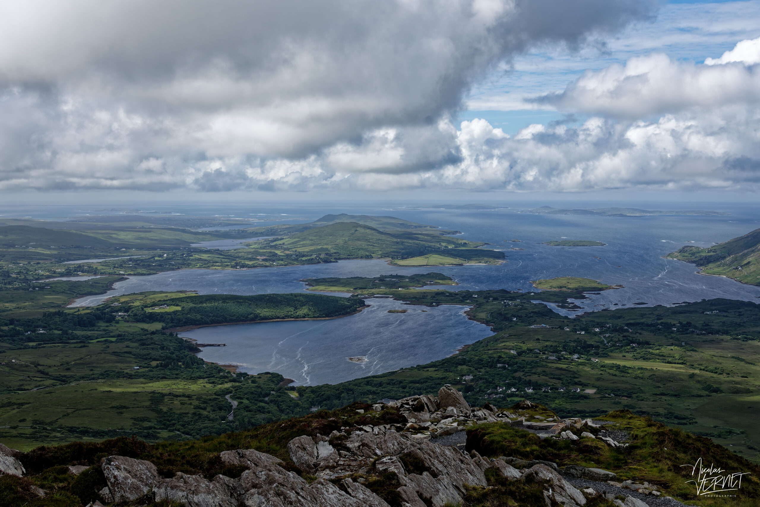 Vue panoramique depuis le sommet de Diamond Hill sur la baie de Ballynakill et l'archipel côtier du Connemara, Letterfrack, Co. Galway, Irlande